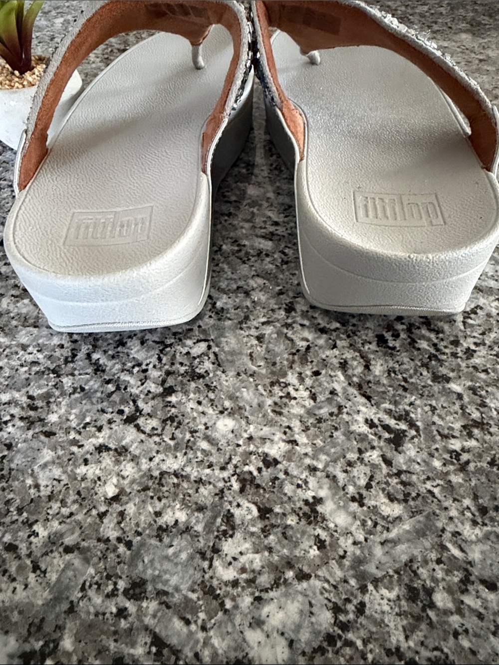 FitFlop US 8 Lulu Shimmerfoil Toe-Thongs EUC - Picture 6 of 9